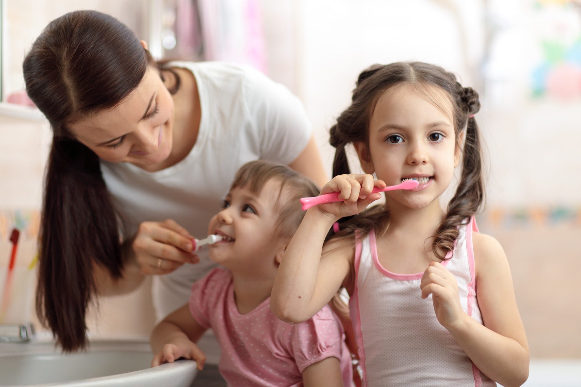 Parent teaching kids good oral hygiene